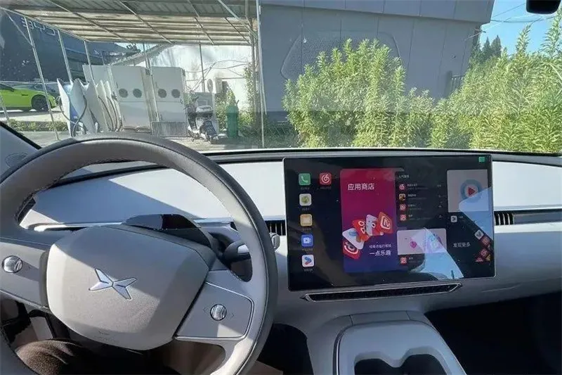 XPENG MONA M03 interior spy photos ay narito, na tumutuon sa pagiging simple, katulad ng Tesla Model 3