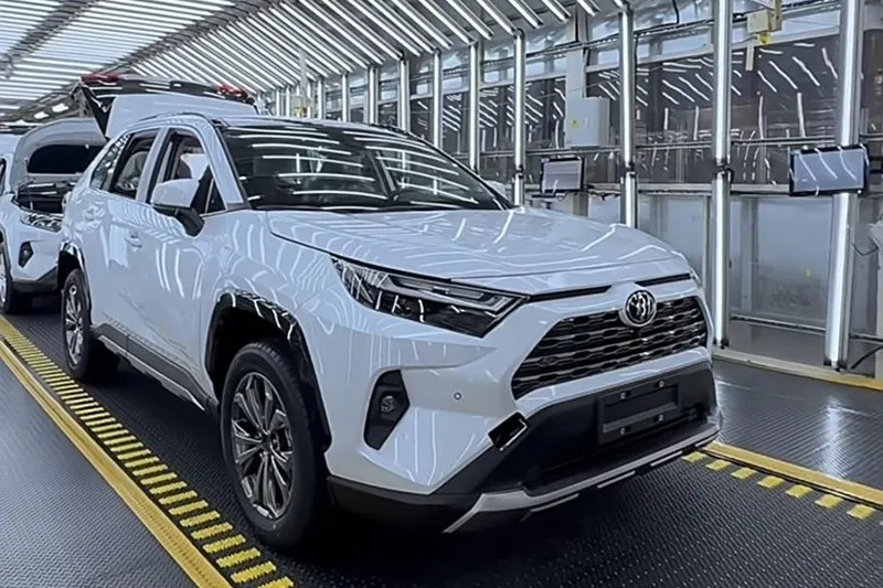 Simula sa $23,915, ibinebenta ang bagong Toyota RAV4