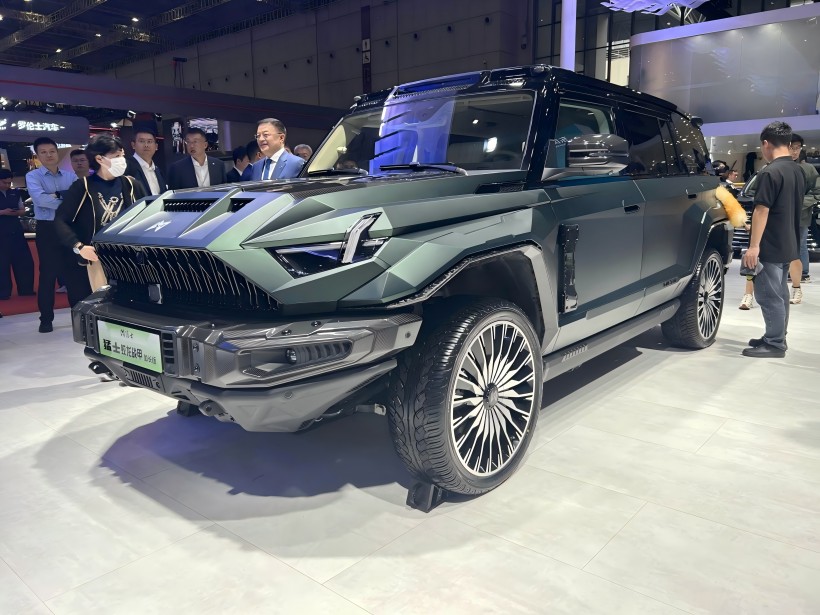 2025 SHANGHAI Auto Show: Ang Mengshi 917 Jiaolong Battle Armor Long - Wheelbase Edition ay na -presyo sa 1.098 milyong yuan at limitado sa 199 mga yunit.