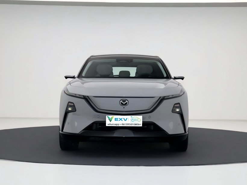 Ang Mazda EZ - 60 ay inaasahan na matumbok ang merkado sa pagtatapos ng Agosto. Nag -aalok ito ng parehong dalisay - electric at pinalawig - saklaw ng mga powertrains. Ang interior ay nilagyan din ng isang dalawahan - pag -setup ng screen.